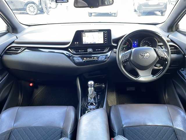 トヨタ Ｃ－ＨＲ ハイブリッド 1．8G 愛知県 2020(令2)年 6.3万km ブラックマイカ /禁煙者・ワンオーナー//純正ナビ【NSZT-W68T】//バックカメラ//フルセグTV・Bluetooth・CD//ビルトインETC//前後ドライブレコーダー//純正18インチアルミホイール//スペアタイヤ//ファブリック＋本革シート//快適温熱シート(前席)//Toyota Safety Sense//プリクラッシュセーフティ//レーンディパーチャーアラート//オートマチックハイビーム//レーダークルーズコントロール(全車速追従機能付)//ブラインドスポットモニター(BSM)//リヤクロストラフィックアラート//クリアランスソナー&バックソナー//横滑り防止//トラクションコントロール//車両接近通報//ヒルスタートアシスト//LEDヘッドライト//オートライト//フロントフォグランプ//電動格納ミラーウィンカー//スマートエントリー&スタートシステム//イモビライザー//プッシュスタート//ドライブモード(スポーツ・ノーマル・エコ)//EVドライブモード//ナノイー//純正フロアマット//電動ランバーサポート//本革巻きステアリング//ステアリングスイッチ//電子パーキングブレーキ//ブレーキホールド//スペアキー1本//新車保証書・取扱説明書//ナビ説明書