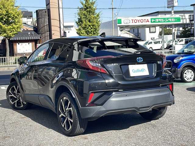 トヨタ Ｃ－ＨＲ ハイブリッド 1．8G 愛知県 2020(令2)年 6.3万km ブラックマイカ /禁煙者・ワンオーナー//純正ナビ【NSZT-W68T】//バックカメラ//フルセグTV・Bluetooth・CD//ビルトインETC//前後ドライブレコーダー//純正18インチアルミホイール//スペアタイヤ//ファブリック＋本革シート//快適温熱シート(前席)//Toyota Safety Sense//プリクラッシュセーフティ//レーンディパーチャーアラート//オートマチックハイビーム//レーダークルーズコントロール(全車速追従機能付)//ブラインドスポットモニター(BSM)//リヤクロストラフィックアラート//クリアランスソナー&バックソナー//横滑り防止//トラクションコントロール//車両接近通報//ヒルスタートアシスト//LEDヘッドライト//オートライト//フロントフォグランプ//電動格納ミラーウィンカー//スマートエントリー&スタートシステム//イモビライザー//プッシュスタート//ドライブモード(スポーツ・ノーマル・エコ)//EVドライブモード//ナノイー//純正フロアマット//電動ランバーサポート//本革巻きステアリング//ステアリングスイッチ//電子パーキングブレーキ//ブレーキホールド//スペアキー1本//新車保証書・取扱説明書//ナビ説明書