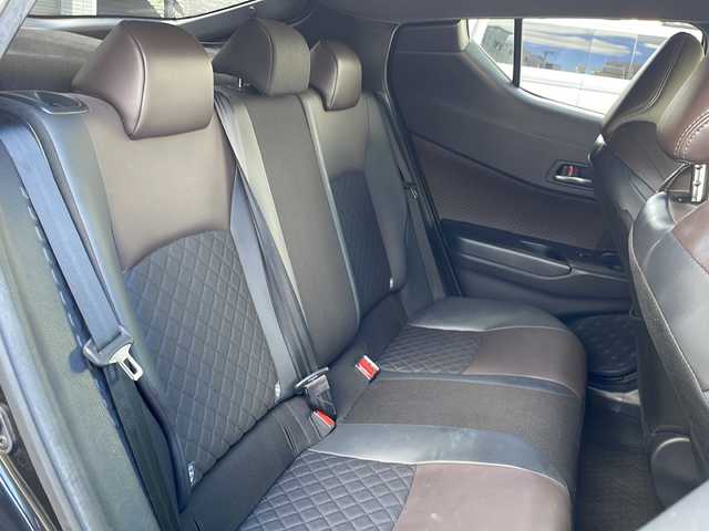 トヨタ Ｃ－ＨＲ ハイブリッド 1．8G 愛知県 2020(令2)年 6.3万km ブラックマイカ /禁煙者・ワンオーナー//純正ナビ【NSZT-W68T】//バックカメラ//フルセグTV・Bluetooth・CD//ビルトインETC//前後ドライブレコーダー//純正18インチアルミホイール//スペアタイヤ//ファブリック＋本革シート//快適温熱シート(前席)//Toyota Safety Sense//プリクラッシュセーフティ//レーンディパーチャーアラート//オートマチックハイビーム//レーダークルーズコントロール(全車速追従機能付)//ブラインドスポットモニター(BSM)//リヤクロストラフィックアラート//クリアランスソナー&バックソナー//横滑り防止//トラクションコントロール//車両接近通報//ヒルスタートアシスト//LEDヘッドライト//オートライト//フロントフォグランプ//電動格納ミラーウィンカー//スマートエントリー&スタートシステム//イモビライザー//プッシュスタート//ドライブモード(スポーツ・ノーマル・エコ)//EVドライブモード//ナノイー//純正フロアマット//電動ランバーサポート//本革巻きステアリング//ステアリングスイッチ//電子パーキングブレーキ//ブレーキホールド//スペアキー1本//新車保証書・取扱説明書//ナビ説明書