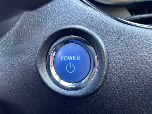 トヨタ Ｃ－ＨＲ ハイブリッド 1．8G 愛知県 2020(令2)年 6.3万km ブラックマイカ /禁煙者・ワンオーナー//純正ナビ【NSZT-W68T】//バックカメラ//フルセグTV・Bluetooth・CD//ビルトインETC//前後ドライブレコーダー//純正18インチアルミホイール//スペアタイヤ//ファブリック＋本革シート//快適温熱シート(前席)//Toyota Safety Sense//プリクラッシュセーフティ//レーンディパーチャーアラート//オートマチックハイビーム//レーダークルーズコントロール(全車速追従機能付)//ブラインドスポットモニター(BSM)//リヤクロストラフィックアラート//クリアランスソナー&バックソナー//横滑り防止//トラクションコントロール//車両接近通報//ヒルスタートアシスト//LEDヘッドライト//オートライト//フロントフォグランプ//電動格納ミラーウィンカー//スマートエントリー&スタートシステム//イモビライザー//プッシュスタート//ドライブモード(スポーツ・ノーマル・エコ)//EVドライブモード//ナノイー//純正フロアマット//電動ランバーサポート//本革巻きステアリング//ステアリングスイッチ//電子パーキングブレーキ//ブレーキホールド//スペアキー1本//新車保証書・取扱説明書//ナビ説明書