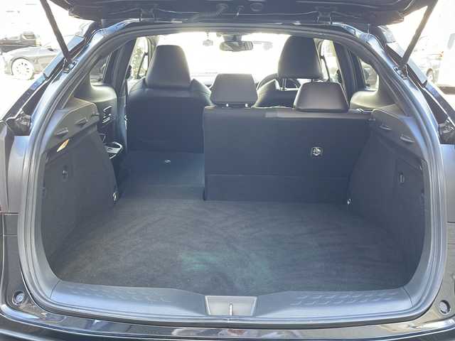 トヨタ Ｃ－ＨＲ ハイブリッド 1．8G 愛知県 2020(令2)年 6.3万km ブラックマイカ /禁煙者・ワンオーナー//純正ナビ【NSZT-W68T】//バックカメラ//フルセグTV・Bluetooth・CD//ビルトインETC//前後ドライブレコーダー//純正18インチアルミホイール//スペアタイヤ//ファブリック＋本革シート//快適温熱シート(前席)//Toyota Safety Sense//プリクラッシュセーフティ//レーンディパーチャーアラート//オートマチックハイビーム//レーダークルーズコントロール(全車速追従機能付)//ブラインドスポットモニター(BSM)//リヤクロストラフィックアラート//クリアランスソナー&バックソナー//横滑り防止//トラクションコントロール//車両接近通報//ヒルスタートアシスト//LEDヘッドライト//オートライト//フロントフォグランプ//電動格納ミラーウィンカー//スマートエントリー&スタートシステム//イモビライザー//プッシュスタート//ドライブモード(スポーツ・ノーマル・エコ)//EVドライブモード//ナノイー//純正フロアマット//電動ランバーサポート//本革巻きステアリング//ステアリングスイッチ//電子パーキングブレーキ//ブレーキホールド//スペアキー1本//新車保証書・取扱説明書//ナビ説明書