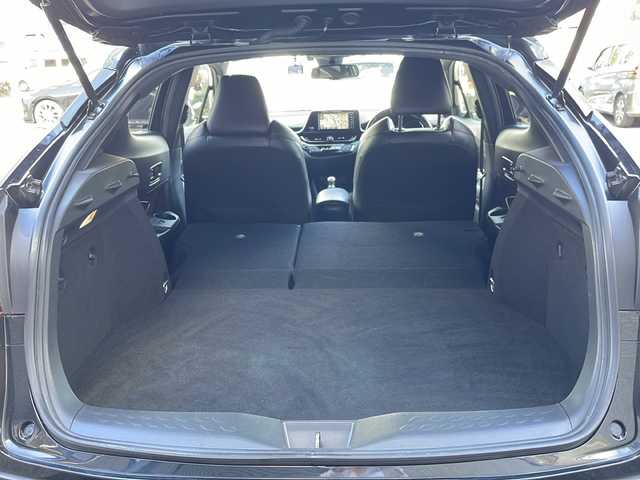 トヨタ Ｃ－ＨＲ ハイブリッド 1．8G 愛知県 2020(令2)年 6.3万km ブラックマイカ /禁煙者・ワンオーナー//純正ナビ【NSZT-W68T】//バックカメラ//フルセグTV・Bluetooth・CD//ビルトインETC//前後ドライブレコーダー//純正18インチアルミホイール//スペアタイヤ//ファブリック＋本革シート//快適温熱シート(前席)//Toyota Safety Sense//プリクラッシュセーフティ//レーンディパーチャーアラート//オートマチックハイビーム//レーダークルーズコントロール(全車速追従機能付)//ブラインドスポットモニター(BSM)//リヤクロストラフィックアラート//クリアランスソナー&バックソナー//横滑り防止//トラクションコントロール//車両接近通報//ヒルスタートアシスト//LEDヘッドライト//オートライト//フロントフォグランプ//電動格納ミラーウィンカー//スマートエントリー&スタートシステム//イモビライザー//プッシュスタート//ドライブモード(スポーツ・ノーマル・エコ)//EVドライブモード//ナノイー//純正フロアマット//電動ランバーサポート//本革巻きステアリング//ステアリングスイッチ//電子パーキングブレーキ//ブレーキホールド//スペアキー1本//新車保証書・取扱説明書//ナビ説明書