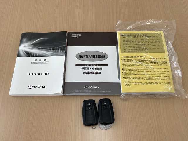 トヨタ Ｃ－ＨＲ ハイブリッド 1．8G 愛知県 2020(令2)年 6.3万km ブラックマイカ /禁煙者・ワンオーナー//純正ナビ【NSZT-W68T】//バックカメラ//フルセグTV・Bluetooth・CD//ビルトインETC//前後ドライブレコーダー//純正18インチアルミホイール//スペアタイヤ//ファブリック＋本革シート//快適温熱シート(前席)//Toyota Safety Sense//プリクラッシュセーフティ//レーンディパーチャーアラート//オートマチックハイビーム//レーダークルーズコントロール(全車速追従機能付)//ブラインドスポットモニター(BSM)//リヤクロストラフィックアラート//クリアランスソナー&バックソナー//横滑り防止//トラクションコントロール//車両接近通報//ヒルスタートアシスト//LEDヘッドライト//オートライト//フロントフォグランプ//電動格納ミラーウィンカー//スマートエントリー&スタートシステム//イモビライザー//プッシュスタート//ドライブモード(スポーツ・ノーマル・エコ)//EVドライブモード//ナノイー//純正フロアマット//電動ランバーサポート//本革巻きステアリング//ステアリングスイッチ//電子パーキングブレーキ//ブレーキホールド//スペアキー1本//新車保証書・取扱説明書//ナビ説明書
