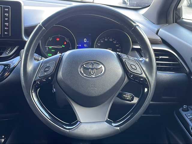 トヨタ Ｃ－ＨＲ ハイブリッド 1．8G 愛知県 2020(令2)年 6.3万km ブラックマイカ /禁煙者・ワンオーナー//純正ナビ【NSZT-W68T】//バックカメラ//フルセグTV・Bluetooth・CD//ビルトインETC//前後ドライブレコーダー//純正18インチアルミホイール//スペアタイヤ//ファブリック＋本革シート//快適温熱シート(前席)//Toyota Safety Sense//プリクラッシュセーフティ//レーンディパーチャーアラート//オートマチックハイビーム//レーダークルーズコントロール(全車速追従機能付)//ブラインドスポットモニター(BSM)//リヤクロストラフィックアラート//クリアランスソナー&バックソナー//横滑り防止//トラクションコントロール//車両接近通報//ヒルスタートアシスト//LEDヘッドライト//オートライト//フロントフォグランプ//電動格納ミラーウィンカー//スマートエントリー&スタートシステム//イモビライザー//プッシュスタート//ドライブモード(スポーツ・ノーマル・エコ)//EVドライブモード//ナノイー//純正フロアマット//電動ランバーサポート//本革巻きステアリング//ステアリングスイッチ//電子パーキングブレーキ//ブレーキホールド//スペアキー1本//新車保証書・取扱説明書//ナビ説明書