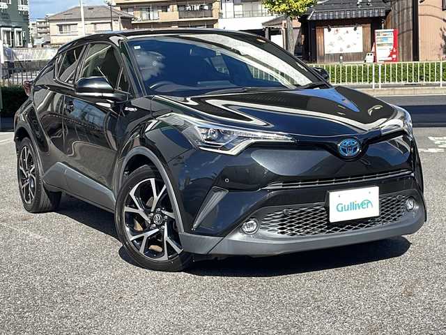 トヨタ Ｃ－ＨＲ ハイブリッド 1．8G 愛知県 2020(令2)年 6.3万km ブラックマイカ /禁煙者・ワンオーナー//純正ナビ【NSZT-W68T】//バックカメラ//フルセグTV・Bluetooth・CD//ビルトインETC//前後ドライブレコーダー//純正18インチアルミホイール//スペアタイヤ//ファブリック＋本革シート//快適温熱シート(前席)//Toyota Safety Sense//プリクラッシュセーフティ//レーンディパーチャーアラート//オートマチックハイビーム//レーダークルーズコントロール(全車速追従機能付)//ブラインドスポットモニター(BSM)//リヤクロストラフィックアラート//クリアランスソナー&バックソナー//横滑り防止//トラクションコントロール//車両接近通報//ヒルスタートアシスト//LEDヘッドライト//オートライト//フロントフォグランプ//電動格納ミラーウィンカー//スマートエントリー&スタートシステム//イモビライザー//プッシュスタート//ドライブモード(スポーツ・ノーマル・エコ)//EVドライブモード//ナノイー//純正フロアマット//電動ランバーサポート//本革巻きステアリング//ステアリングスイッチ//電子パーキングブレーキ//ブレーキホールド//スペアキー1本//新車保証書・取扱説明書//ナビ説明書