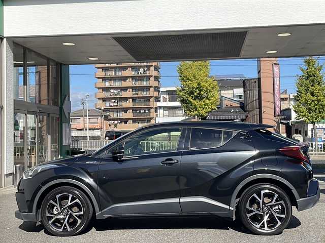 トヨタ Ｃ－ＨＲ ハイブリッド 1．8G 愛知県 2020(令2)年 6.3万km ブラックマイカ /禁煙者・ワンオーナー//純正ナビ【NSZT-W68T】//バックカメラ//フルセグTV・Bluetooth・CD//ビルトインETC//前後ドライブレコーダー//純正18インチアルミホイール//スペアタイヤ//ファブリック＋本革シート//快適温熱シート(前席)//Toyota Safety Sense//プリクラッシュセーフティ//レーンディパーチャーアラート//オートマチックハイビーム//レーダークルーズコントロール(全車速追従機能付)//ブラインドスポットモニター(BSM)//リヤクロストラフィックアラート//クリアランスソナー&バックソナー//横滑り防止//トラクションコントロール//車両接近通報//ヒルスタートアシスト//LEDヘッドライト//オートライト//フロントフォグランプ//電動格納ミラーウィンカー//スマートエントリー&スタートシステム//イモビライザー//プッシュスタート//ドライブモード(スポーツ・ノーマル・エコ)//EVドライブモード//ナノイー//純正フロアマット//電動ランバーサポート//本革巻きステアリング//ステアリングスイッチ//電子パーキングブレーキ//ブレーキホールド//スペアキー1本//新車保証書・取扱説明書//ナビ説明書