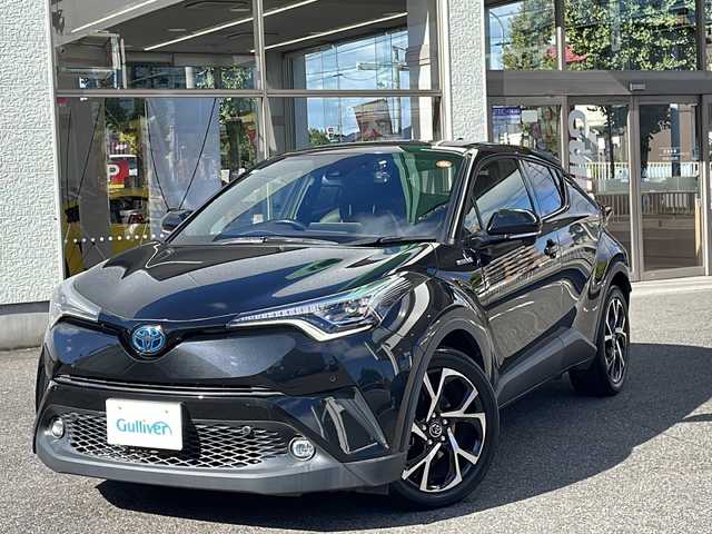 トヨタ Ｃ－ＨＲ ハイブリッド 1．8G 愛知県 2020(令2)年 6.3万km ブラックマイカ /禁煙者・ワンオーナー//純正ナビ【NSZT-W68T】//バックカメラ//フルセグTV・Bluetooth・CD//ビルトインETC//前後ドライブレコーダー//純正18インチアルミホイール//スペアタイヤ//ファブリック＋本革シート//快適温熱シート(前席)//Toyota Safety Sense//プリクラッシュセーフティ//レーンディパーチャーアラート//オートマチックハイビーム//レーダークルーズコントロール(全車速追従機能付)//ブラインドスポットモニター(BSM)//リヤクロストラフィックアラート//クリアランスソナー&バックソナー//横滑り防止//トラクションコントロール//車両接近通報//ヒルスタートアシスト//LEDヘッドライト//オートライト//フロントフォグランプ//電動格納ミラーウィンカー//スマートエントリー&スタートシステム//イモビライザー//プッシュスタート//ドライブモード(スポーツ・ノーマル・エコ)//EVドライブモード//ナノイー//純正フロアマット//電動ランバーサポート//本革巻きステアリング//ステアリングスイッチ//電子パーキングブレーキ//ブレーキホールド//スペアキー1本//新車保証書・取扱説明書//ナビ説明書