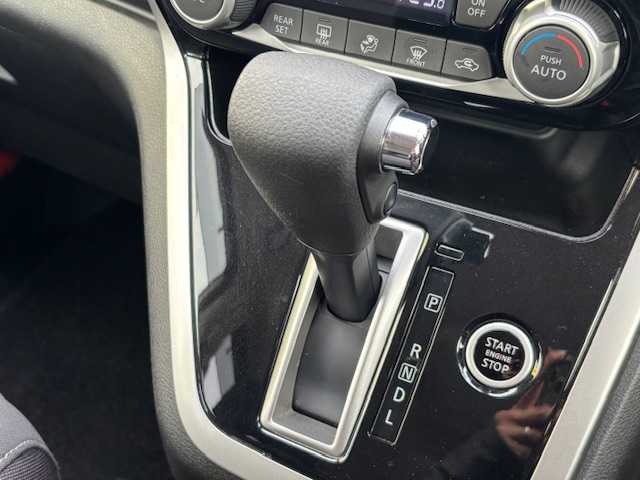 日産 セレナ ハイウェイスター G 宮城県 2017(平29)年 6.1万km ブリリアントホワイトパール 登録時走行距離60703km/純正ナビ/フルセグＴＶ/ＡＭ／ＦＭ／ＨＤＭＩ／ＡＵＸ／Ｂｌｕｅｔｏｏｔｈ/後席モニター/クルーズコントロール/横滑り防止装置/衝突軽減ブレーキ/電動格納ミラー/オートライト/純正アルミホイール/純正フロアマット/プッシュスタート/スマートキー