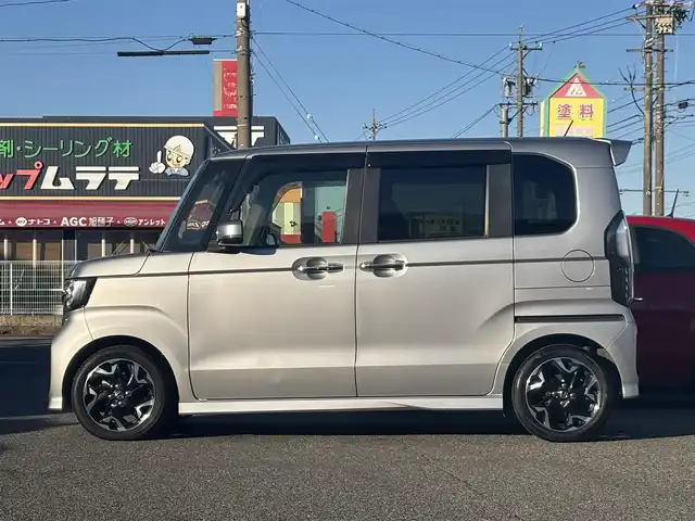 ホンダ Ｎ ＢＯＸ カスタム G L ターボ ホンダセンシング 愛知県 2018(平30)年 6.6万km ルナシルバーM /禁煙車//メモリーナビ(ECLIPSE AVN-R8)//フルセグTV/USB/BT/SD/MUSIC JUKE/CD/DVD//ビルトインETC//バックカメラ//Honda SENSING//衝突軽減ブレーキ/誤発進抑制機能/後方誤発進抑制機能/歩行者事故低減ステアリング/路外逸脱抑制機能/オートハイビーム/先行車発進お知らせ機能/標識認識機能//ACC/LKAS//オートリトラウィンカーミラー//両側パワースライドドア//プッシュスタート//オートLEDヘッドライト//LEDフォグランプ//プラズマクラスター技術搭載フルオート・エアコンディショナー//アレルクリーンプラスシート//ブラック塗装＋切削加工15インチアルミホイール//ハーフレザーシート//シートリフター//革巻きステアリング//ステアリングスイッチ//ステアリングチルト機構//パドルシフト//ECON//スマートキー//スペアスマートキー//ロールサンシェード//LEDルームランプ//前方ドライブレコーダー(Kenwood DRV-320)//純正フロアマット//ドアバイザー//取扱説明書//保証書