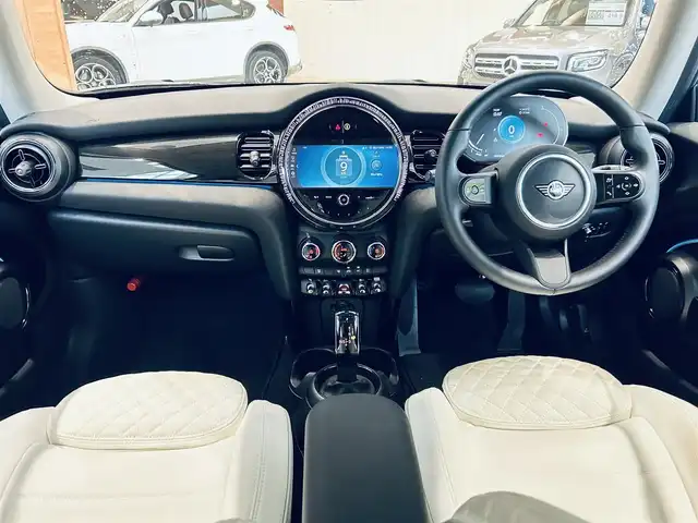 ＭＩＮＩ ＢＭＷ ミニ クーパー D クラシックトリム 大阪府 2023(令5)年 1.1万km チリ・レッド ペッパーP/インテリジェントセーフティ/純正ディスプレイオーディオ/applecarplay/バックカメラ/ハーフレザー（レザーシートカバー)/純正16インチAW/LEDヘッドライト/クルコン/クリアランスソナー/コンフォートアクセス