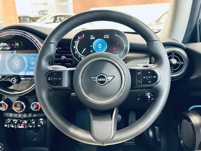 ＭＩＮＩ ＢＭＷ ミニ クーパー D クラシックトリム 大阪府 2023(令5)年 1.1万km チリ・レッド ペッパーP/インテリジェントセーフティ/純正ディスプレイオーディオ/applecarplay/バックカメラ/ハーフレザー（レザーシートカバー)/純正16インチAW/LEDヘッドライト/クルコン/クリアランスソナー/コンフォートアクセス