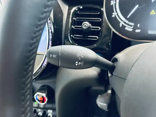 ＭＩＮＩ ＢＭＷ ミニ クーパー D クラシックトリム 大阪府 2023(令5)年 1.1万km チリ・レッド ペッパーP/インテリジェントセーフティ/純正ディスプレイオーディオ/applecarplay/バックカメラ/ハーフレザー（レザーシートカバー)/純正16インチAW/LEDヘッドライト/クルコン/クリアランスソナー/コンフォートアクセス