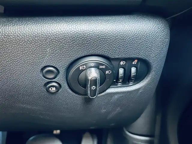 ＭＩＮＩ ＢＭＷ ミニ クーパー D クラシックトリム 大阪府 2023(令5)年 1.1万km チリ・レッド ペッパーP/インテリジェントセーフティ/純正ディスプレイオーディオ/applecarplay/バックカメラ/ハーフレザー（レザーシートカバー)/純正16インチAW/LEDヘッドライト/クルコン/クリアランスソナー/コンフォートアクセス