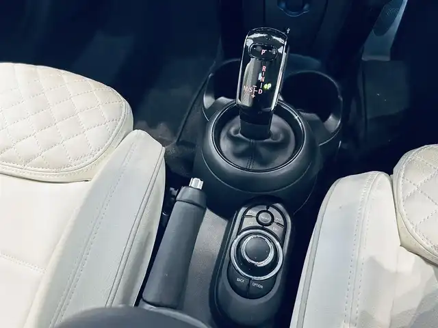 ＭＩＮＩ ＢＭＷ ミニ クーパー D クラシックトリム 大阪府 2023(令5)年 1.1万km チリ・レッド ペッパーP/インテリジェントセーフティ/純正ディスプレイオーディオ/applecarplay/バックカメラ/ハーフレザー（レザーシートカバー)/純正16インチAW/LEDヘッドライト/クルコン/クリアランスソナー/コンフォートアクセス