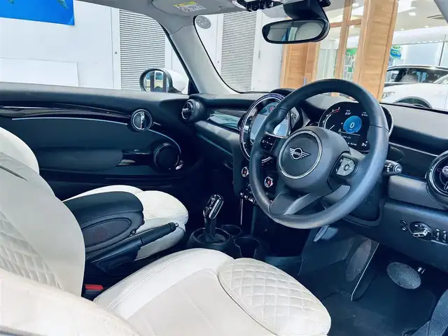 ＭＩＮＩ ＢＭＷ ミニ クーパー D クラシックトリム 大阪府 2023(令5)年 1.1万km チリ・レッド ペッパーP/インテリジェントセーフティ/純正ディスプレイオーディオ/applecarplay/バックカメラ/ハーフレザー（レザーシートカバー)/純正16インチAW/LEDヘッドライト/クルコン/クリアランスソナー/コンフォートアクセス