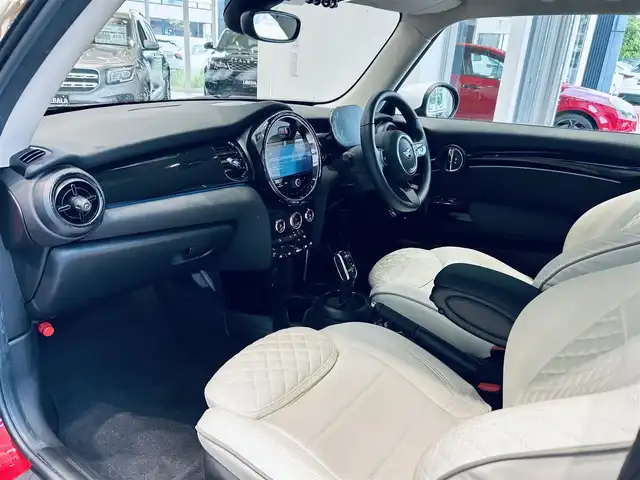 ＭＩＮＩ ＢＭＷ ミニ クーパー D クラシックトリム 大阪府 2023(令5)年 1.1万km チリ・レッド ペッパーP/インテリジェントセーフティ/純正ディスプレイオーディオ/applecarplay/バックカメラ/ハーフレザー（レザーシートカバー)/純正16インチAW/LEDヘッドライト/クルコン/クリアランスソナー/コンフォートアクセス
