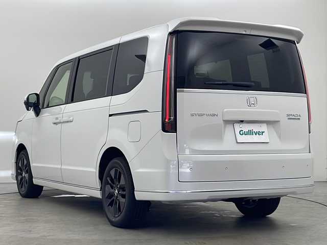 ホンダ ステップワゴン スパーダ プレミアムライン 秋田県 2025(令7)年 0.1千km プラチナホワイトパール ４ＷＤ/ホンダセンシング/9インチホンダコネクトナビ/　(フルセグTV/Bluetooth/USB/ACP/AA)/マルチビューカメラ/寒冷地仕様/レーダークルーズコントロール/パドルシフト/両側パワースライドドア/パワーバックドア/ブラインドスポットモニター/コンビシート/オットマン/純正フロアマット/前席・2列目シートヒーター/オートライト/スマートキー/スペアキー/ＬＥＤヘッドライト