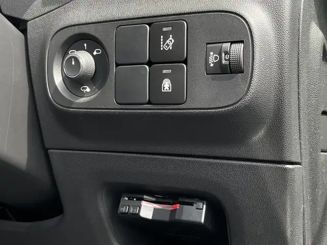 シトロエン Ｃ３ シャイン 長野県 2019(平31)年 2.9万km 緑 レーンキープアシスト /ブラインドスポットモニター /AppleCarPlay /MirrorLink /クルーズコントロール /ディスプレイオーディオ /bluetooth /バックカメラ /インテリジェントハイビーム /ドラレコ /ETC /Sモード/スノーモード