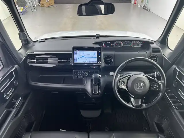 ホンダ Ｎ ＢＯＸ カスタム L ターボ 愛知県 2021(令3)年 4.2万km プラチナホワイトパール 禁煙車/純正8インチナビ/（CD/DVD/Bluetooth/フルセグTV/SD)/バックカメラ/ホンダセンシング/・衝突軽減ブレーキ/・レーダークルーズコントロール/・レーンキープアシスト/・オートマチックハイビーム/・パーキングセンサー/ETC/シートヒーター/ベンチシート/チップアップシート/両側パワースライドドア/アイドリングストップ/純正15インチアルミホイール/LEDヘッドライト/フロントフォグランプ/オートライト/スマートキー/プッシュスタート/純正フロアマット/横滑り防止装置