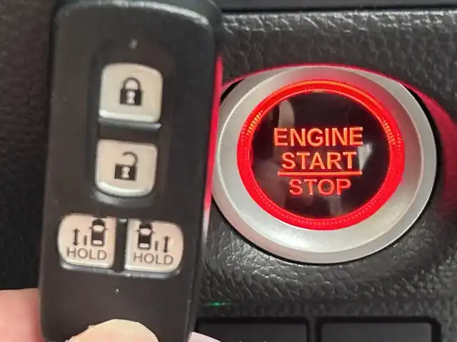 ホンダ Ｎ ＢＯＸ カスタム L ターボ 愛知県 2021(令3)年 4.2万km プラチナホワイトパール 禁煙車/純正8インチナビ/（CD/DVD/Bluetooth/フルセグTV/SD)/バックカメラ/ホンダセンシング/・衝突軽減ブレーキ/・レーダークルーズコントロール/・レーンキープアシスト/・オートマチックハイビーム/・パーキングセンサー/ETC/シートヒーター/ベンチシート/チップアップシート/両側パワースライドドア/アイドリングストップ/純正15インチアルミホイール/LEDヘッドライト/フロントフォグランプ/オートライト/スマートキー/プッシュスタート/純正フロアマット/横滑り防止装置