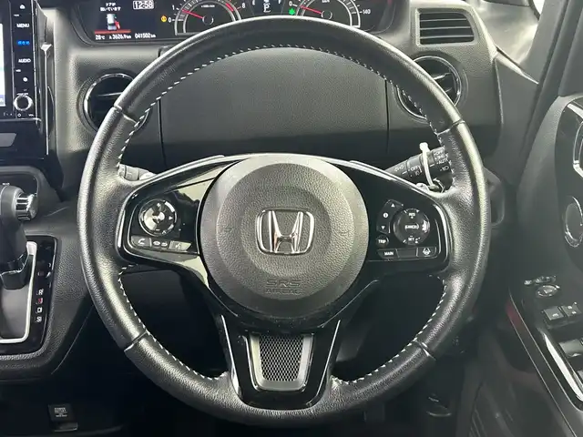 ホンダ Ｎ ＢＯＸ カスタム L ターボ 愛知県 2021(令3)年 4.2万km プラチナホワイトパール 禁煙車/純正8インチナビ/（CD/DVD/Bluetooth/フルセグTV/SD)/バックカメラ/ホンダセンシング/・衝突軽減ブレーキ/・レーダークルーズコントロール/・レーンキープアシスト/・オートマチックハイビーム/・パーキングセンサー/ETC/シートヒーター/ベンチシート/チップアップシート/両側パワースライドドア/アイドリングストップ/純正15インチアルミホイール/LEDヘッドライト/フロントフォグランプ/オートライト/スマートキー/プッシュスタート/純正フロアマット/横滑り防止装置