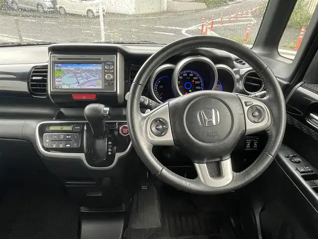 ホンダ Ｎ ＢＯＸ カスタム G ターボパッケージ 福岡県 2012(平24)年 10.4万km クリスタルブラックパール (株)IDOMが運営する【じしゃロン八幡西店】の自社ローン専用車両になります。こちらは現金またはオートローンご利用時の価格です。自社ローンご希望の方は別途その旨お申付け下さい/メモリーナビ(BT/CD/DVD)/バックカメラ/両側パワースライドドア/ETC/ステアリングスイッチ/純正15インチアルミホイール/ウィンカーミラー/プッシュスタート