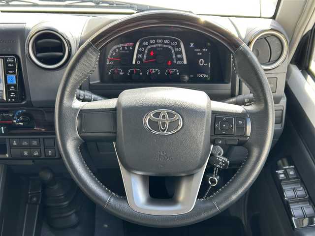 トヨタ ランドクルーザー AX 東京都 2024(令6)年 1.1万km スーパーホワイトⅡ ワンオーナー/モデリスタインテリアパネルセット/純正ＳＤナビ/CD/DVD/FM・AM/Bluetooth//フルセグTV/バックカメラ/ETC2.0/ドライブレコーダー前後/プリクラッシュセーフティ/レーンディパーチャーアラート/オートハイビーム/ロードサインアシスト/クルーズコントロール/LEDヘッドライト/LEDフォグランプ/ハーフレザーシート/純正１６インチアルミホイール/電動デフロック/ヒルスタートアシストコントロール/ダウンヒルアシストコントロール/革巻きステアリングホイール/バックモニター内蔵自動防眩ルームミラー/純正フロアマット/リモコンキー/新車時保証書/取扱説明書/スペアキー