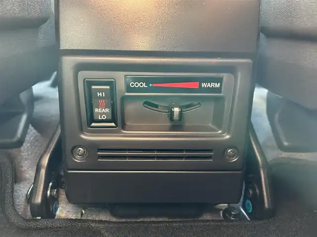 トヨタ ランドクルーザー AX 東京都 2024(令6)年 1.1万km スーパーホワイトⅡ ワンオーナー/モデリスタインテリアパネルセット/純正ＳＤナビ/CD/DVD/FM・AM/Bluetooth//フルセグTV/バックカメラ/ETC2.0/ドライブレコーダー前後/プリクラッシュセーフティ/レーンディパーチャーアラート/オートハイビーム/ロードサインアシスト/クルーズコントロール/LEDヘッドライト/LEDフォグランプ/ハーフレザーシート/純正１６インチアルミホイール/電動デフロック/ヒルスタートアシストコントロール/ダウンヒルアシストコントロール/革巻きステアリングホイール/バックモニター内蔵自動防眩ルームミラー/純正フロアマット/リモコンキー/新車時保証書/取扱説明書/スペアキー