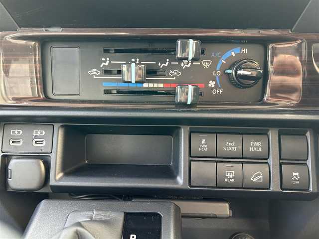 トヨタ ランドクルーザー AX 東京都 2024(令6)年 1.1万km スーパーホワイトⅡ ワンオーナー/モデリスタインテリアパネルセット/純正ＳＤナビ/CD/DVD/FM・AM/Bluetooth//フルセグTV/バックカメラ/ETC2.0/ドライブレコーダー前後/プリクラッシュセーフティ/レーンディパーチャーアラート/オートハイビーム/ロードサインアシスト/クルーズコントロール/LEDヘッドライト/LEDフォグランプ/ハーフレザーシート/純正１６インチアルミホイール/電動デフロック/ヒルスタートアシストコントロール/ダウンヒルアシストコントロール/革巻きステアリングホイール/バックモニター内蔵自動防眩ルームミラー/純正フロアマット/リモコンキー/新車時保証書/取扱説明書/スペアキー