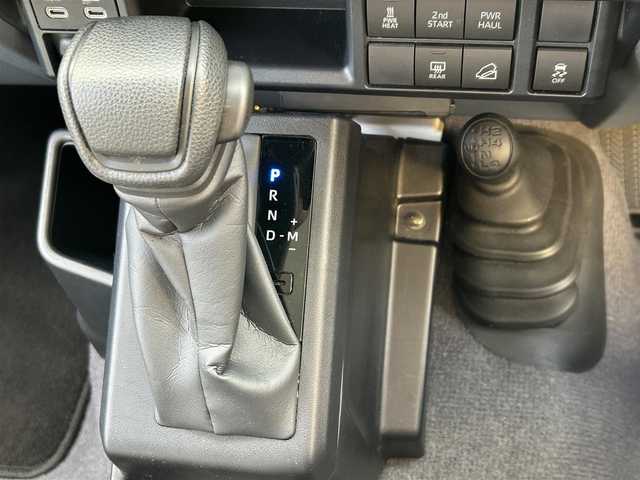 トヨタ ランドクルーザー AX 東京都 2024(令6)年 1.1万km スーパーホワイトⅡ ワンオーナー/モデリスタインテリアパネルセット/純正ＳＤナビ/CD/DVD/FM・AM/Bluetooth//フルセグTV/バックカメラ/ETC2.0/ドライブレコーダー前後/プリクラッシュセーフティ/レーンディパーチャーアラート/オートハイビーム/ロードサインアシスト/クルーズコントロール/LEDヘッドライト/LEDフォグランプ/ハーフレザーシート/純正１６インチアルミホイール/電動デフロック/ヒルスタートアシストコントロール/ダウンヒルアシストコントロール/革巻きステアリングホイール/バックモニター内蔵自動防眩ルームミラー/純正フロアマット/リモコンキー/新車時保証書/取扱説明書/スペアキー