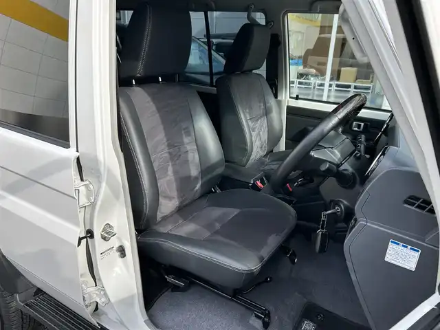 トヨタ ランドクルーザー AX 東京都 2024(令6)年 1.1万km スーパーホワイトⅡ ワンオーナー/モデリスタインテリアパネルセット/純正ＳＤナビ/CD/DVD/FM・AM/Bluetooth//フルセグTV/バックカメラ/ETC2.0/ドライブレコーダー前後/プリクラッシュセーフティ/レーンディパーチャーアラート/オートハイビーム/ロードサインアシスト/クルーズコントロール/LEDヘッドライト/LEDフォグランプ/ハーフレザーシート/純正１６インチアルミホイール/電動デフロック/ヒルスタートアシストコントロール/ダウンヒルアシストコントロール/革巻きステアリングホイール/バックモニター内蔵自動防眩ルームミラー/純正フロアマット/リモコンキー/新車時保証書/取扱説明書/スペアキー