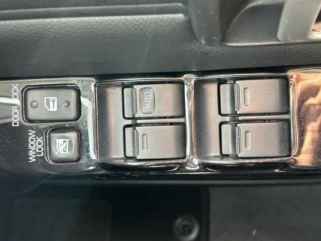 トヨタ ランドクルーザー AX 東京都 2024(令6)年 1.1万km スーパーホワイトⅡ ワンオーナー/モデリスタインテリアパネルセット/純正ＳＤナビ/CD/DVD/FM・AM/Bluetooth//フルセグTV/バックカメラ/ETC2.0/ドライブレコーダー前後/プリクラッシュセーフティ/レーンディパーチャーアラート/オートハイビーム/ロードサインアシスト/クルーズコントロール/LEDヘッドライト/LEDフォグランプ/ハーフレザーシート/純正１６インチアルミホイール/電動デフロック/ヒルスタートアシストコントロール/ダウンヒルアシストコントロール/革巻きステアリングホイール/バックモニター内蔵自動防眩ルームミラー/純正フロアマット/リモコンキー/新車時保証書/取扱説明書/スペアキー