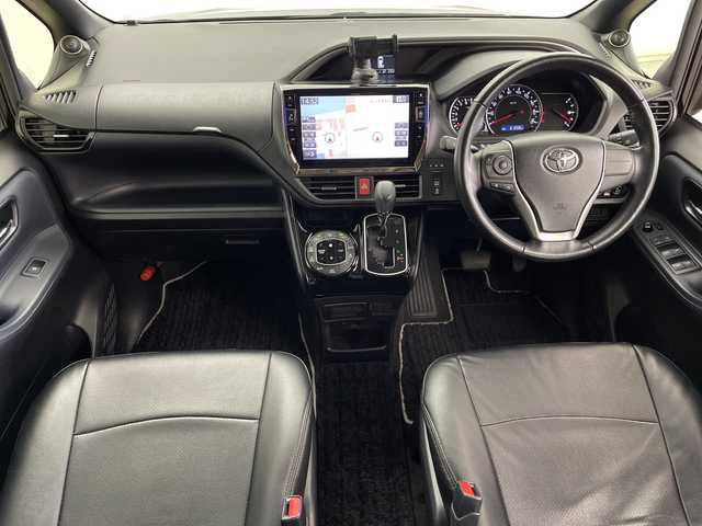 トヨタ ヴォクシー ZS 煌Ⅱ 鹿児島県 2017(平29)年 6.1万km ブラック アルパイン製10インチナビ/（フルセグ/Bluetooth/CD/DVD/FM/AM）　/フリップダウンモニター　/バックカメラ　/アルパイン製スピーカー　/純正フロアマット　/ドアバイザー　/両側パワースライドドア　/LEDヘッドライト　/オートマチックハイビーム　/ETC/クラッツィオ製シートカバー/ドアバイザー/アイドリングストップ/プッシュスタートボタン/スペアキー1本/保証書/取扱説明書