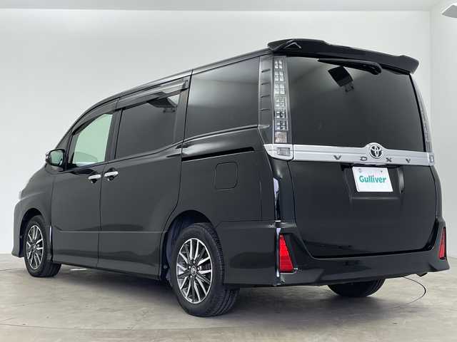 トヨタ ヴォクシー ZS 煌Ⅱ 鹿児島県 2017(平29)年 6.1万km ブラック アルパイン製10インチナビ/（フルセグ/Bluetooth/CD/DVD/FM/AM）　/フリップダウンモニター　/バックカメラ　/アルパイン製スピーカー　/純正フロアマット　/ドアバイザー　/両側パワースライドドア　/LEDヘッドライト　/オートマチックハイビーム　/ETC/クラッツィオ製シートカバー/ドアバイザー/アイドリングストップ/プッシュスタートボタン/スペアキー1本/保証書/取扱説明書