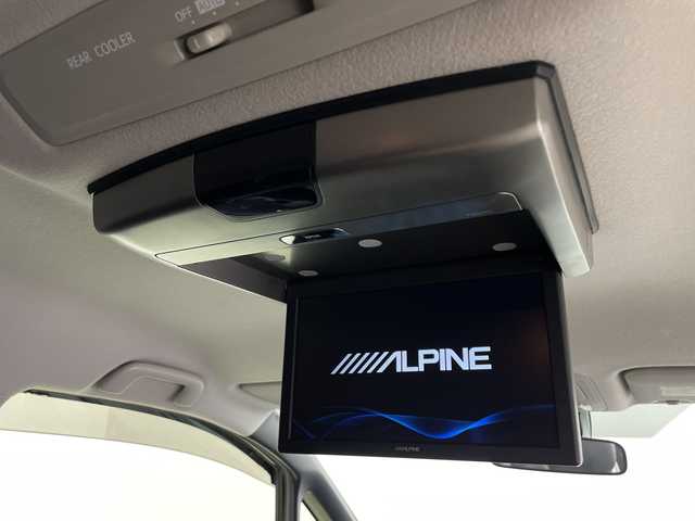 トヨタ ヴォクシー ZS 煌Ⅱ 鹿児島県 2017(平29)年 6.1万km ブラック アルパイン製10インチナビ/（フルセグ/Bluetooth/CD/DVD/FM/AM）　/フリップダウンモニター　/バックカメラ　/アルパイン製スピーカー　/純正フロアマット　/ドアバイザー　/両側パワースライドドア　/LEDヘッドライト　/オートマチックハイビーム　/ETC/クラッツィオ製シートカバー/ドアバイザー/アイドリングストップ/プッシュスタートボタン/スペアキー1本/保証書/取扱説明書