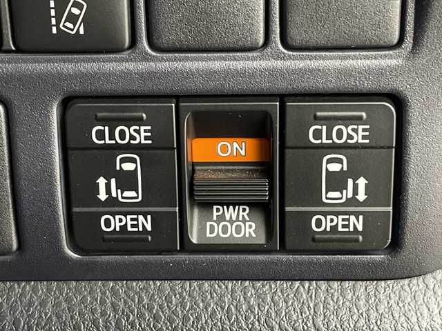 トヨタ ヴォクシー ZS 煌Ⅱ 鹿児島県 2017(平29)年 6.1万km ブラック アルパイン製10インチナビ/（フルセグ/Bluetooth/CD/DVD/FM/AM）　/フリップダウンモニター　/バックカメラ　/アルパイン製スピーカー　/純正フロアマット　/ドアバイザー　/両側パワースライドドア　/LEDヘッドライト　/オートマチックハイビーム　/ETC/クラッツィオ製シートカバー/ドアバイザー/アイドリングストップ/プッシュスタートボタン/スペアキー1本/保証書/取扱説明書