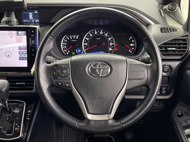 トヨタ ヴォクシー ZS 煌Ⅱ 鹿児島県 2017(平29)年 6.1万km ブラック アルパイン製10インチナビ/（フルセグ/Bluetooth/CD/DVD/FM/AM）　/フリップダウンモニター　/バックカメラ　/アルパイン製スピーカー　/純正フロアマット　/ドアバイザー　/両側パワースライドドア　/LEDヘッドライト　/オートマチックハイビーム　/ETC/クラッツィオ製シートカバー/ドアバイザー/アイドリングストップ/プッシュスタートボタン/スペアキー1本/保証書/取扱説明書