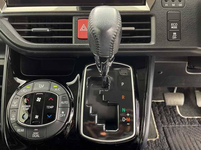 トヨタ ヴォクシー ZS 煌Ⅱ 鹿児島県 2017(平29)年 6.1万km ブラック アルパイン製10インチナビ/（フルセグ/Bluetooth/CD/DVD/FM/AM）　/フリップダウンモニター　/バックカメラ　/アルパイン製スピーカー　/純正フロアマット　/ドアバイザー　/両側パワースライドドア　/LEDヘッドライト　/オートマチックハイビーム　/ETC/クラッツィオ製シートカバー/ドアバイザー/アイドリングストップ/プッシュスタートボタン/スペアキー1本/保証書/取扱説明書