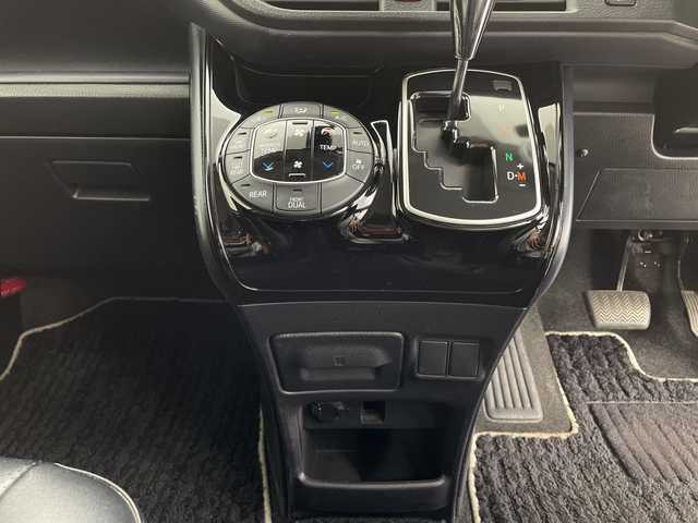 トヨタ ヴォクシー ZS 煌Ⅱ 鹿児島県 2017(平29)年 6.1万km ブラック アルパイン製10インチナビ/（フルセグ/Bluetooth/CD/DVD/FM/AM）　/フリップダウンモニター　/バックカメラ　/アルパイン製スピーカー　/純正フロアマット　/ドアバイザー　/両側パワースライドドア　/LEDヘッドライト　/オートマチックハイビーム　/ETC/クラッツィオ製シートカバー/ドアバイザー/アイドリングストップ/プッシュスタートボタン/スペアキー1本/保証書/取扱説明書