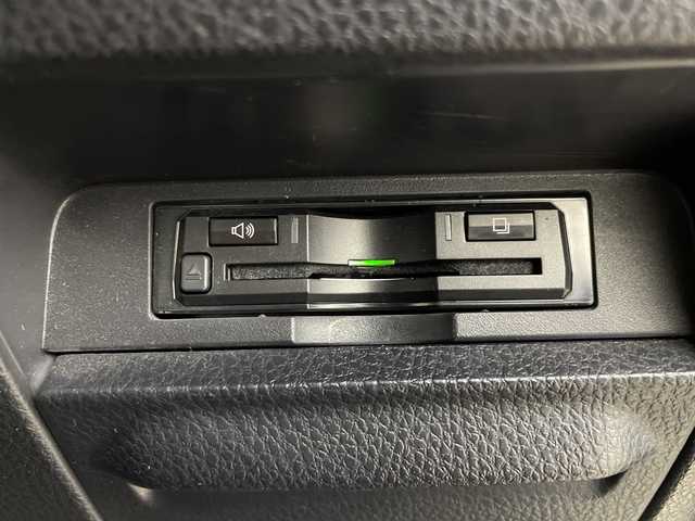 トヨタ ヴォクシー ZS 煌Ⅱ 鹿児島県 2017(平29)年 6.1万km ブラック アルパイン製10インチナビ/（フルセグ/Bluetooth/CD/DVD/FM/AM）　/フリップダウンモニター　/バックカメラ　/アルパイン製スピーカー　/純正フロアマット　/ドアバイザー　/両側パワースライドドア　/LEDヘッドライト　/オートマチックハイビーム　/ETC/クラッツィオ製シートカバー/ドアバイザー/アイドリングストップ/プッシュスタートボタン/スペアキー1本/保証書/取扱説明書