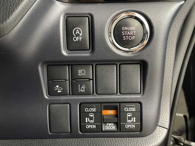 トヨタ ヴォクシー ZS 煌Ⅱ 鹿児島県 2017(平29)年 6.1万km ブラック アルパイン製10インチナビ/（フルセグ/Bluetooth/CD/DVD/FM/AM）　/フリップダウンモニター　/バックカメラ　/アルパイン製スピーカー　/純正フロアマット　/ドアバイザー　/両側パワースライドドア　/LEDヘッドライト　/オートマチックハイビーム　/ETC/クラッツィオ製シートカバー/ドアバイザー/アイドリングストップ/プッシュスタートボタン/スペアキー1本/保証書/取扱説明書