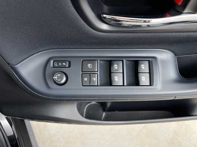 トヨタ ヴォクシー ZS 煌Ⅱ 鹿児島県 2017(平29)年 6.1万km ブラック アルパイン製10インチナビ/（フルセグ/Bluetooth/CD/DVD/FM/AM）　/フリップダウンモニター　/バックカメラ　/アルパイン製スピーカー　/純正フロアマット　/ドアバイザー　/両側パワースライドドア　/LEDヘッドライト　/オートマチックハイビーム　/ETC/クラッツィオ製シートカバー/ドアバイザー/アイドリングストップ/プッシュスタートボタン/スペアキー1本/保証書/取扱説明書