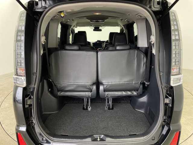 トヨタ ヴォクシー ZS 煌Ⅱ 鹿児島県 2017(平29)年 6.1万km ブラック アルパイン製10インチナビ/（フルセグ/Bluetooth/CD/DVD/FM/AM）　/フリップダウンモニター　/バックカメラ　/アルパイン製スピーカー　/純正フロアマット　/ドアバイザー　/両側パワースライドドア　/LEDヘッドライト　/オートマチックハイビーム　/ETC/クラッツィオ製シートカバー/ドアバイザー/アイドリングストップ/プッシュスタートボタン/スペアキー1本/保証書/取扱説明書