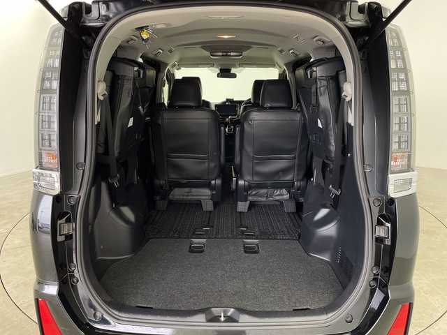 トヨタ ヴォクシー ZS 煌Ⅱ 鹿児島県 2017(平29)年 6.1万km ブラック アルパイン製10インチナビ/（フルセグ/Bluetooth/CD/DVD/FM/AM）　/フリップダウンモニター　/バックカメラ　/アルパイン製スピーカー　/純正フロアマット　/ドアバイザー　/両側パワースライドドア　/LEDヘッドライト　/オートマチックハイビーム　/ETC/クラッツィオ製シートカバー/ドアバイザー/アイドリングストップ/プッシュスタートボタン/スペアキー1本/保証書/取扱説明書