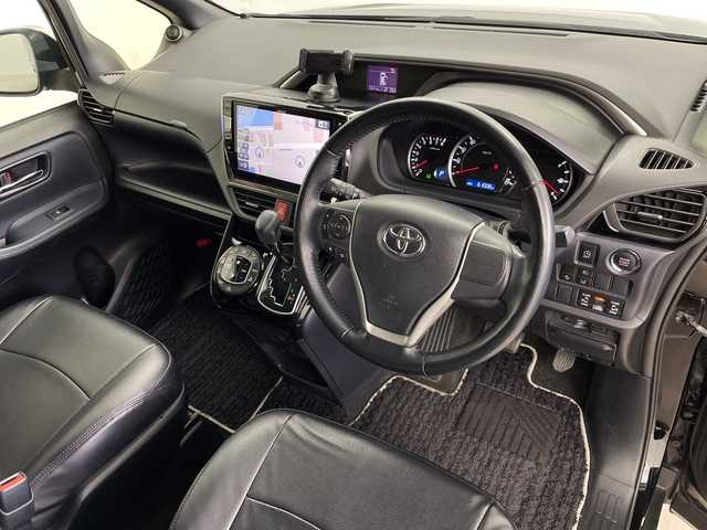 トヨタ ヴォクシー ZS 煌Ⅱ 鹿児島県 2017(平29)年 6.1万km ブラック アルパイン製10インチナビ/（フルセグ/Bluetooth/CD/DVD/FM/AM）　/フリップダウンモニター　/バックカメラ　/アルパイン製スピーカー　/純正フロアマット　/ドアバイザー　/両側パワースライドドア　/LEDヘッドライト　/オートマチックハイビーム　/ETC/クラッツィオ製シートカバー/ドアバイザー/アイドリングストップ/プッシュスタートボタン/スペアキー1本/保証書/取扱説明書