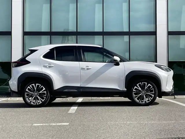 トヨタ ヤリスクロス ハイブリッド Z アドベンチャー 和歌山県 2023(令5)年 3.2万km プラチナホワイトパールマイカ ４WD/純正８インチナビ/全方位カメラ/フルセグTV/衝突軽減ブレーキ/ブラインドスポットモニター/レーダークルコン/前後コーナーセンサー/ダウンヒルアシストコントロール/オートライト/前後ドラレコ/レーダー探知機/ビルトインETC/シートヒーター/ステアリングヒーター/ステアリングリモコン/電動リアゲート/パワーシート/ルーフレール/ワイパーデアイサー/オートホールド/社外センターコンソール