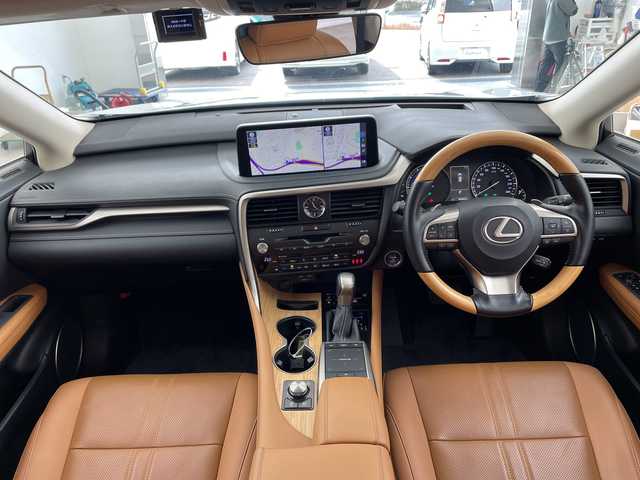 レクサス ＲＸ 450h バージョンL 兵庫県 2021(令3)年 5万km ソニッククォーツ ・サンルーフ/・LEXUSsafety/・プリクラッシュセーフティ/・レーントレーシングアシスト/・レーダークルーズコントロール/・オートマチックハイビーム/・ブラインドスポットモニター/・クリアランスソナー/・リヤクロストラフィックアラート/・パーキングサポートブレーキ/・ロードサインアシスト/・ヘッドアップディスプレイ/・先行車発進告知/・パワーバックドア/・純正12.3型ナビ＆TV＆BT＆DVD＆BD＆SD/・全方位カメラ/・リアエンターテイメントシステム/・HDMI接続/・茶革シート/・全席シートヒーター/・前席シートベンチレーション/・前席パワーシート/・ステアリングヒーター/・ステアリングスイッチ/・パドルシフト/・前後ドライブレコーダー/・3眼LEDヘッドライト/・LEDフロントフォグ/・オートライト/・スマートキー/・プッシュスタート/・スペアキー/・純正20インチアルミホイール