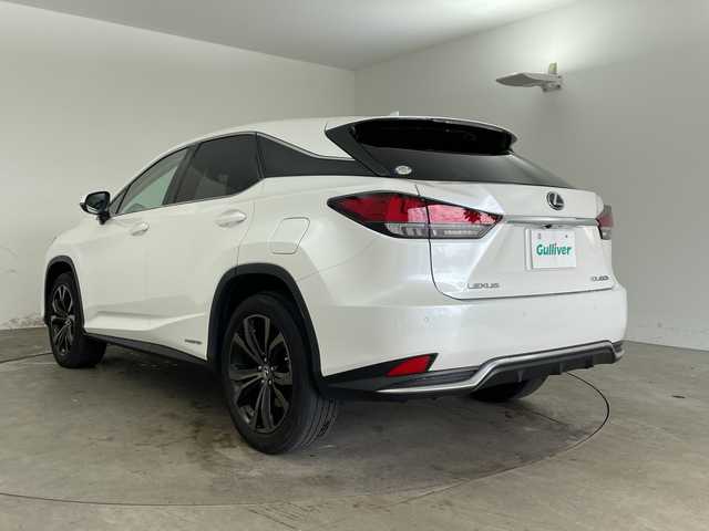 レクサス ＲＸ 450h バージョンL 兵庫県 2021(令3)年 5万km ソニッククォーツ ・サンルーフ/・LEXUSsafety/・プリクラッシュセーフティ/・レーントレーシングアシスト/・レーダークルーズコントロール/・オートマチックハイビーム/・ブラインドスポットモニター/・クリアランスソナー/・リヤクロストラフィックアラート/・パーキングサポートブレーキ/・ロードサインアシスト/・ヘッドアップディスプレイ/・先行車発進告知/・パワーバックドア/・純正12.3型ナビ＆TV＆BT＆DVD＆BD＆SD/・全方位カメラ/・リアエンターテイメントシステム/・HDMI接続/・茶革シート/・全席シートヒーター/・前席シートベンチレーション/・前席パワーシート/・ステアリングヒーター/・ステアリングスイッチ/・パドルシフト/・前後ドライブレコーダー/・3眼LEDヘッドライト/・LEDフロントフォグ/・オートライト/・スマートキー/・プッシュスタート/・スペアキー/・純正20インチアルミホイール