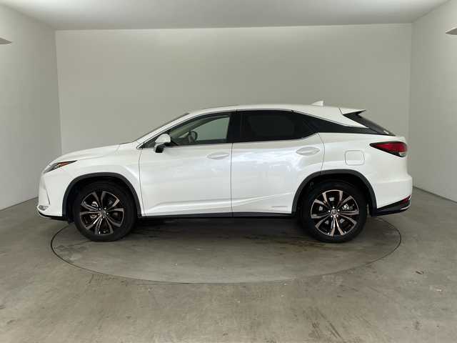 レクサス ＲＸ 450h バージョンL 兵庫県 2021(令3)年 5万km ソニッククォーツ ・サンルーフ/・LEXUSsafety/・プリクラッシュセーフティ/・レーントレーシングアシスト/・レーダークルーズコントロール/・オートマチックハイビーム/・ブラインドスポットモニター/・クリアランスソナー/・リヤクロストラフィックアラート/・パーキングサポートブレーキ/・ロードサインアシスト/・ヘッドアップディスプレイ/・先行車発進告知/・パワーバックドア/・純正12.3型ナビ＆TV＆BT＆DVD＆BD＆SD/・全方位カメラ/・リアエンターテイメントシステム/・HDMI接続/・茶革シート/・全席シートヒーター/・前席シートベンチレーション/・前席パワーシート/・ステアリングヒーター/・ステアリングスイッチ/・パドルシフト/・前後ドライブレコーダー/・3眼LEDヘッドライト/・LEDフロントフォグ/・オートライト/・スマートキー/・プッシュスタート/・スペアキー/・純正20インチアルミホイール