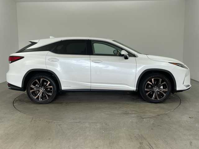 レクサス ＲＸ 450h バージョンL 兵庫県 2021(令3)年 5万km ソニッククォーツ ・サンルーフ/・LEXUSsafety/・プリクラッシュセーフティ/・レーントレーシングアシスト/・レーダークルーズコントロール/・オートマチックハイビーム/・ブラインドスポットモニター/・クリアランスソナー/・リヤクロストラフィックアラート/・パーキングサポートブレーキ/・ロードサインアシスト/・ヘッドアップディスプレイ/・先行車発進告知/・パワーバックドア/・純正12.3型ナビ＆TV＆BT＆DVD＆BD＆SD/・全方位カメラ/・リアエンターテイメントシステム/・HDMI接続/・茶革シート/・全席シートヒーター/・前席シートベンチレーション/・前席パワーシート/・ステアリングヒーター/・ステアリングスイッチ/・パドルシフト/・前後ドライブレコーダー/・3眼LEDヘッドライト/・LEDフロントフォグ/・オートライト/・スマートキー/・プッシュスタート/・スペアキー/・純正20インチアルミホイール